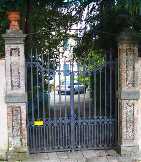 Gate-VillaMaionchi-042505-305p