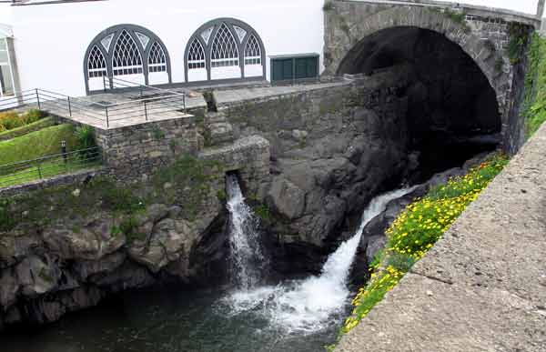 Waterfall-Bridge-041805-945a